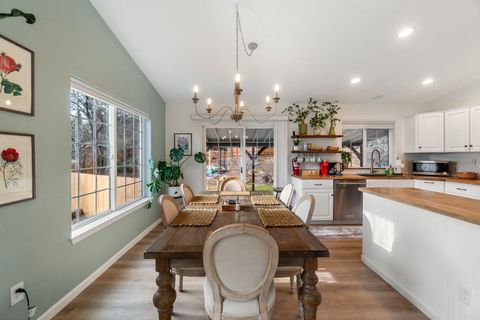 Tiny photo for 324 Mountain View Boulevard, Klamath Falls, OR 97601 (MLS # 220212505)