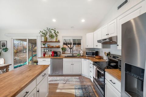 Tiny photo for 324 Mountain View Boulevard, Klamath Falls, OR 97601 (MLS # 220212505)