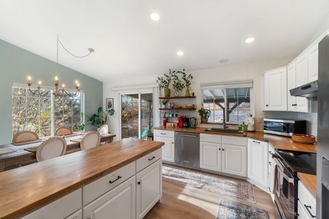 Tiny photo for 324 Mountain View Boulevard, Klamath Falls, OR 97601 (MLS # 220212505)