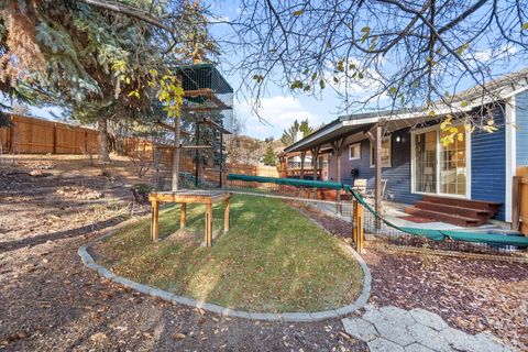 Tiny photo for 324 Mountain View Boulevard, Klamath Falls, OR 97601 (MLS # 220212505)