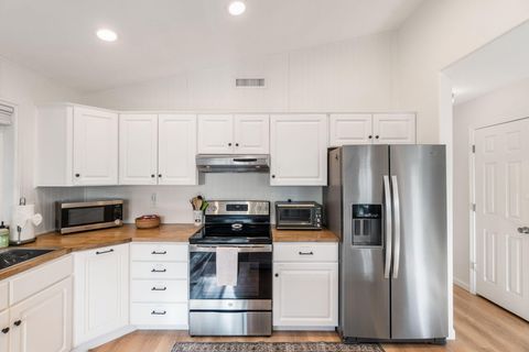 Tiny photo for 324 Mountain View Boulevard, Klamath Falls, OR 97601 (MLS # 220212505)
