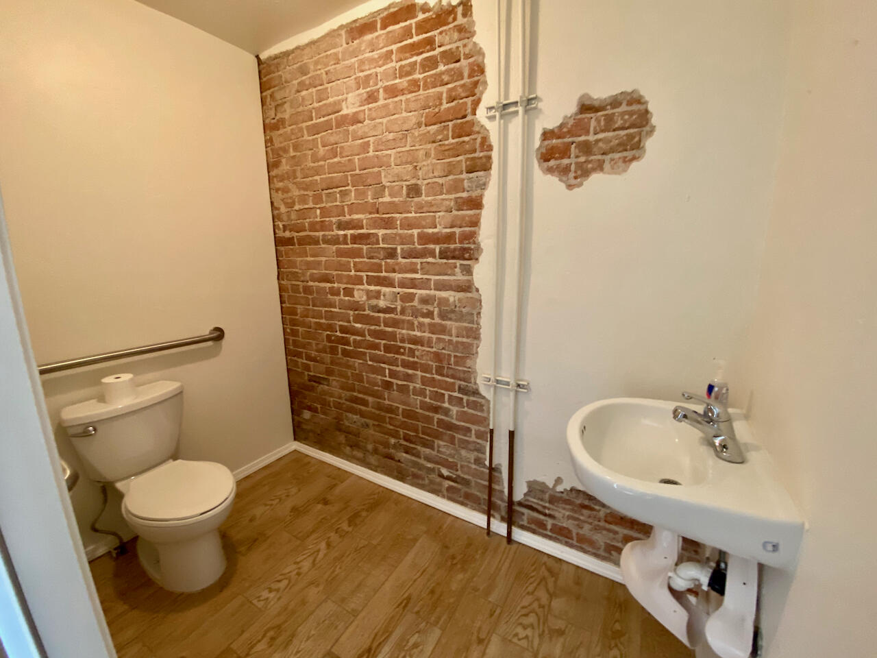 Main image without alt text