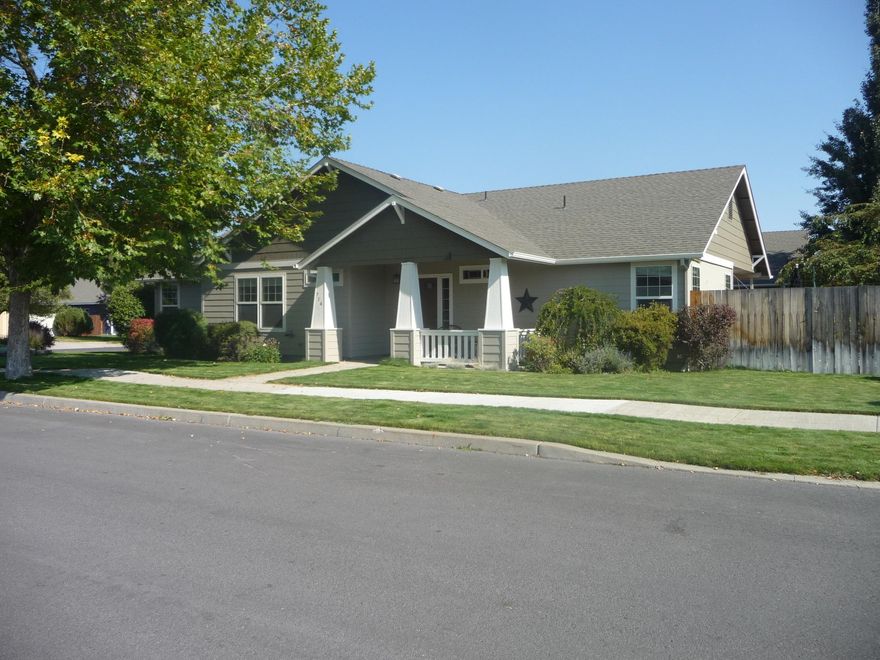 Located in the desirable StoneRidge neighborhood with tree lined streets and inviting front porches. Vaulted great room with stone fireplace. Large breakfast bar separates the open kitchen and dining areas. Maple cabinets, all appliances & pantry. Split bedroom plan has 3 bedrooms, 2 baths, Master features walk-in closet, tub/shower combination & double vanity. Hallway nook for office/study or seating area. Utility/mud room with laundry sink, 2 car finished garage & fenced back yard with private patio.