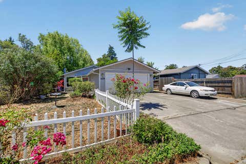 Photo of 1688 Lillian Street, Medford, OR 97501 (MLS # 220223366)