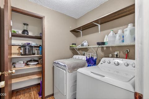 Tiny photo for 1688 Lillian Street, Medford, OR 97501 (MLS # 220223366)