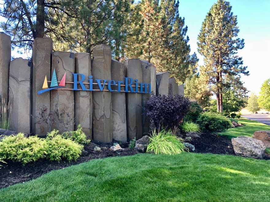 Beautiful Tamarack home w/ MAIN level master suite, see-through fire place between the bedroom & soaking tub, 2 walk-in closets. 2nd bedroom, full bath & a library/office on main floor. Large vaulted great room w/ built-ins, gas fireplace, & surround sound. Bright, open kitchen w/ knotty alder cabinets & pop-up hood, a great home for entertaining. New refinished bamboo flooring through main level. 2 more bedrooms w/ Jack & Jill bathroom & a study/loft on the 2nd level. Backyard w/ water feature & hot tub.