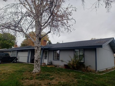 Photo of 4511 Sturdivant Avenue, Klamath Falls, OR 97603 (MLS # 220211185) Photo of 4511 Sturdivant Avenue, Klamath Falls, OR 97603 (MLS # 220211185)
