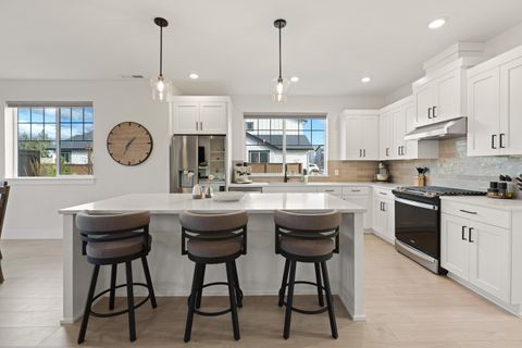 Tiny photo for 60915 SE Epic Place, Bend, OR 97702 (MLS # 220212109)