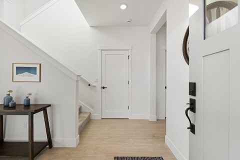 Tiny photo for 60915 SE Epic Place, Bend, OR 97702 (MLS # 220212109)