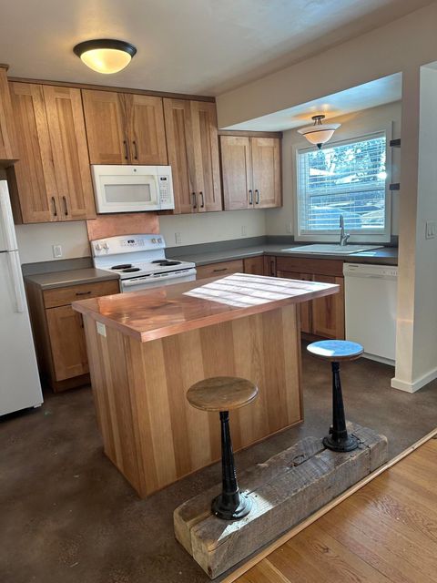 Tiny photo for 558 NE Lafayette Avenue, Bend, OR 97701 (MLS # 220217414)