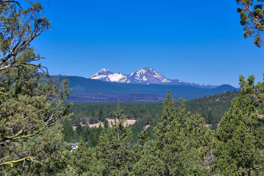 Located on Bend's coveted NW side resides one of the flatter, sunnier homesites with incredible value in the prestigious North Rim community. The gentle topography makes for easy construction, usable yard and proper house sighting and design will allow for long ranging Cascade Mountain Views. Amenities include gated entrances, the community lodge, tennis courts, 3-miles of paver walkways and easy access to the Deschutes River Trail.