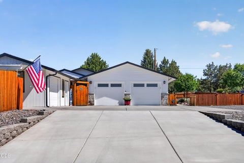 Tiny photo for 4627 SW Yew Avenue, Redmond, OR 97756 (MLS # 220223827)