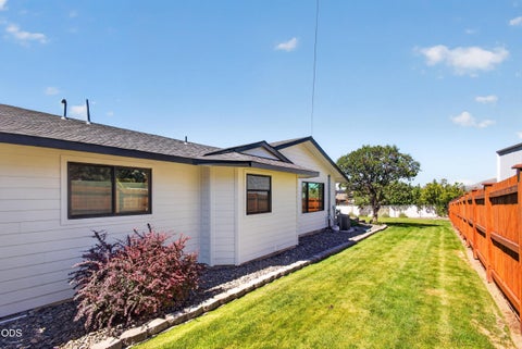 Tiny photo for 4627 SW Yew Avenue, Redmond, OR 97756 (MLS # 220223827)