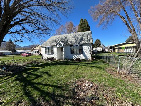 Photo of 421 Cottonwood Street, Mount Vernon, OR 97865 (MLS # 220217530)