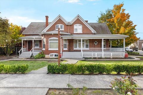 Photo of 139 SW I Street, Grants Pass, OR 97526 (MLS # 220211182)