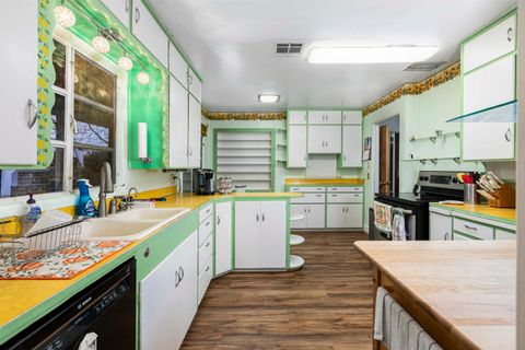 Tiny photo for 1215 NE A Street NE, Grants Pass, OR 97526 (MLS # 220213426)