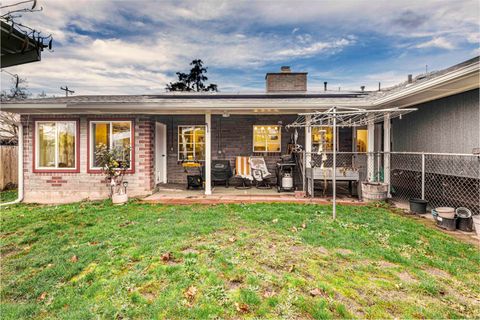 Tiny photo for 1215 NE A Street NE, Grants Pass, OR 97526 (MLS # 220213426)