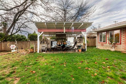 Tiny photo for 1215 NE A Street NE, Grants Pass, OR 97526 (MLS # 220213426)