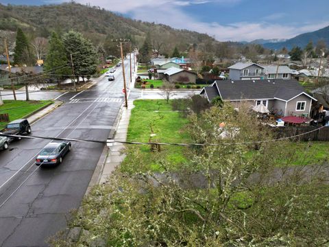 Tiny photo for 1215 NE A Street NE, Grants Pass, OR 97526 (MLS # 220213426)