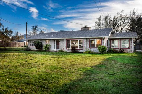 Photo of 1215 NE A Street NE, Grants Pass, OR 97526 (MLS # 220213426)