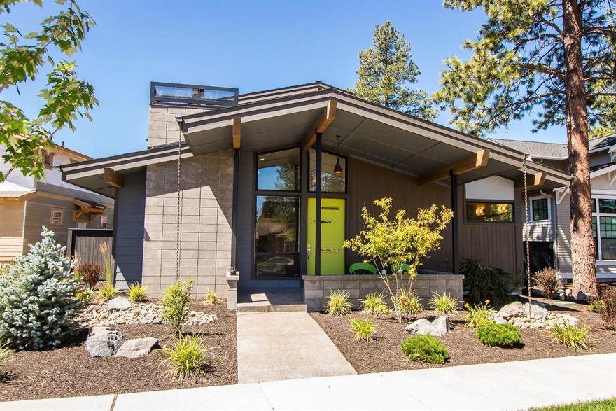 Style and function blend in this new Mid-Century Modern home near Discovery Park in NorthWest Crossing. Open great room w/ vaulted ceiling over living area, gas fireplace w/ floating mantel. Dining area and kitchen have 9-ft ceilings. Large kitchen w/ island breakfast bar. Master suite on main level features vaulted BR, luxurious bath w/ soaking tub and tile shower, large walk-in closet. Central stairway leads to rec room and 2 BRs, all with vaulted ceilings. Modern interior decor w/ decorator finishes.