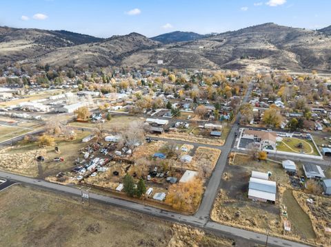 Tiny photo for 950 S K Street, Lakeview, OR 97630 (MLS # 220211884)