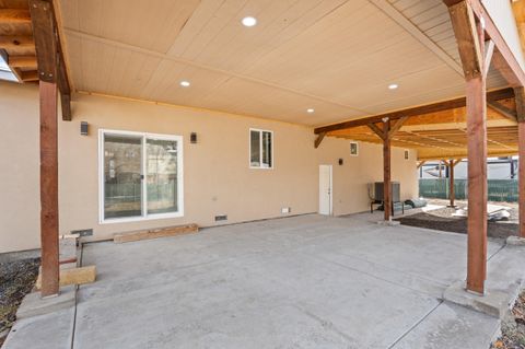 Tiny photo for 950 S K Street, Lakeview, OR 97630 (MLS # 220211884)