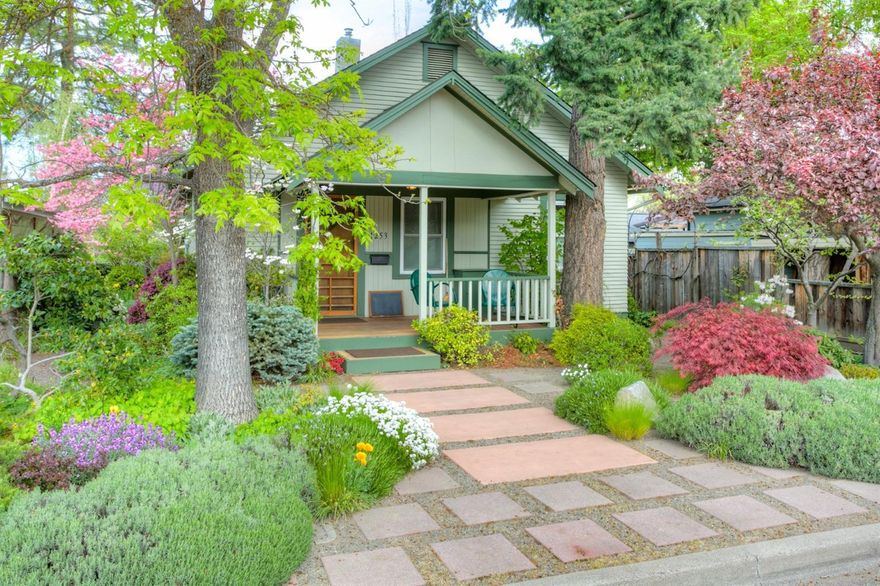 Charming vintage cottage with delightful gardens by master gardener on private, flat lot close to downtown.