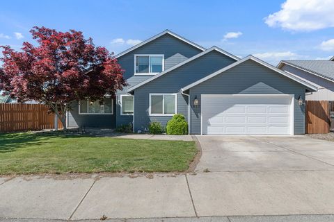 Photo of 1017 Havenwood Drive, Eagle Point, OR 97524 (MLS # 220219624)