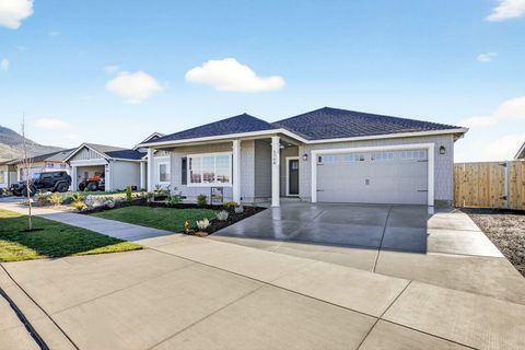 Tiny photo for 3758 Carlin Drive, Medford, OR 97504 (MLS # 220214320)