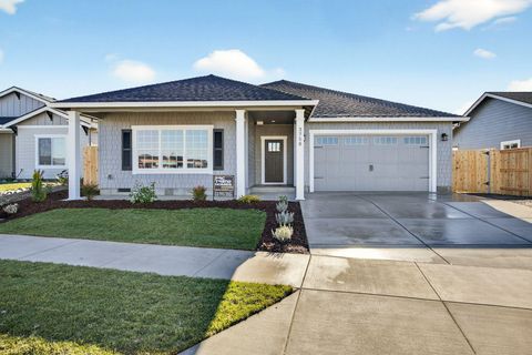 Photo of 3758 Carlin Drive, Medford, OR 97504 (MLS # 220214320)
