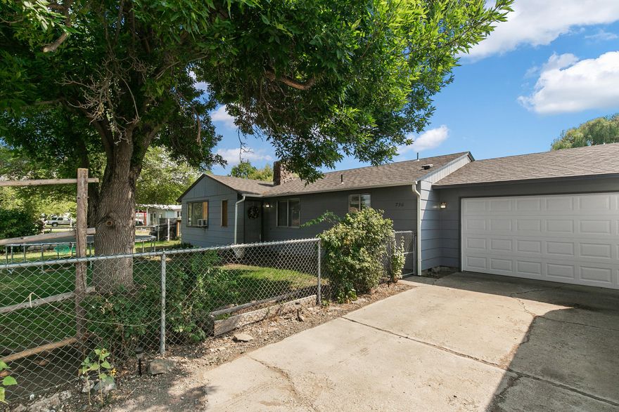 Great 3 bedroom 2 bathroom home in a convenient location in Prineville, close to schools and shopping. New roof installed and exterior paint completed within the last 3 years. Property is completely fence with small garden space. Plenty of room to park a RV or boat.