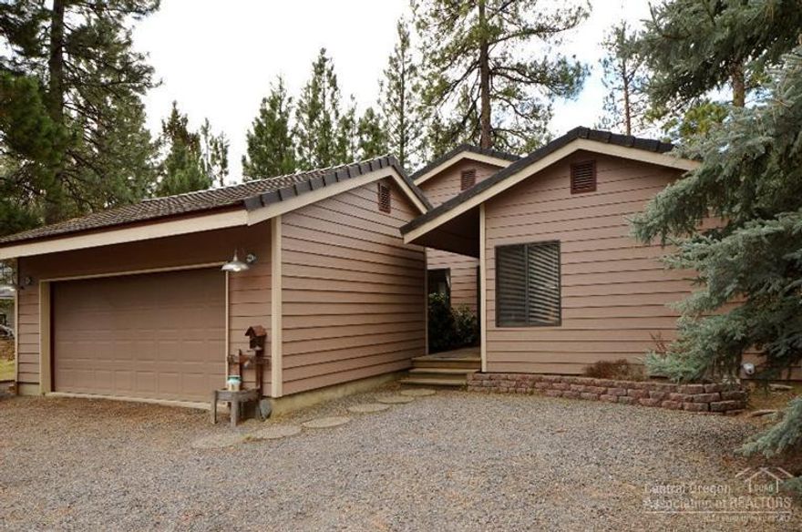 Single level home in Tollgate. Open floor plan, Large kitchen open to dining area and great room, woodstove, 3 bedrooms 2 baths, utility, large 2 car attached garage, bordered by commons area on two sides. Great starter home or property to downsize to!!