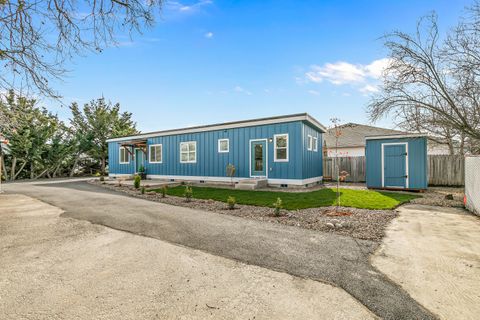 Photo of 2649 Redwood Avenue, Grants Pass, OR 97527 (MLS # 220215408)
