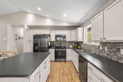 Tiny photo for 16092 Snowberry Lane, La Pine, OR 97739 (MLS # 220215709)