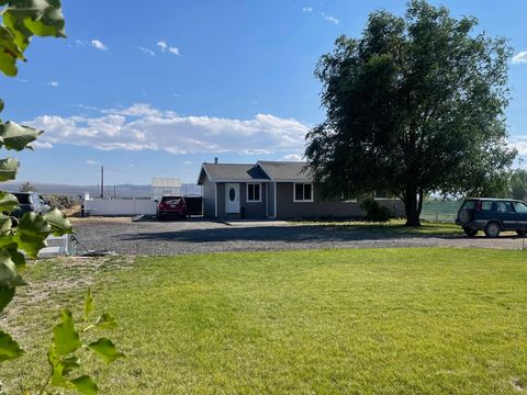 Photo of 87722 Pinion Lane, Christmas Valley, OR 97641 (MLS # 220214331)