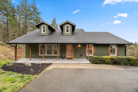 Photo of 170 Pine Ridge Drive, Grants Pass, OR 97527 (MLS # 220228364)