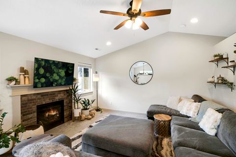 Tiny photo for 2378 NW Kingwood Avenue, Redmond, OR 97756 (MLS # 220217737)