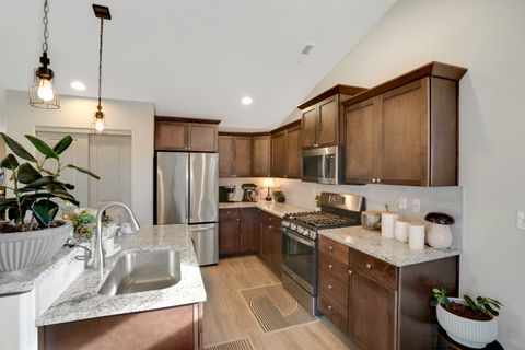 Tiny photo for 2378 NW Kingwood Avenue, Redmond, OR 97756 (MLS # 220217737)