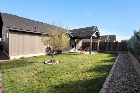 Tiny photo for 2378 NW Kingwood Avenue, Redmond, OR 97756 (MLS # 220217737)