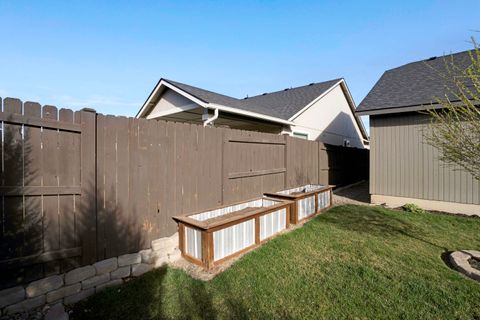 Tiny photo for 2378 NW Kingwood Avenue, Redmond, OR 97756 (MLS # 220217737)