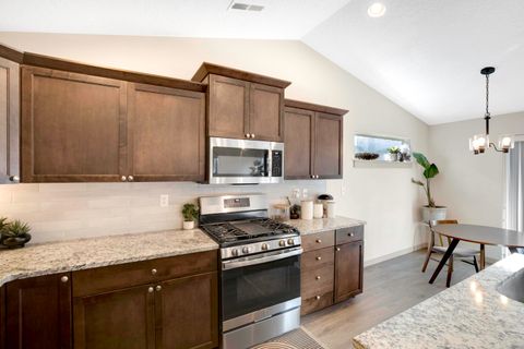 Tiny photo for 2378 NW Kingwood Avenue, Redmond, OR 97756 (MLS # 220217737)