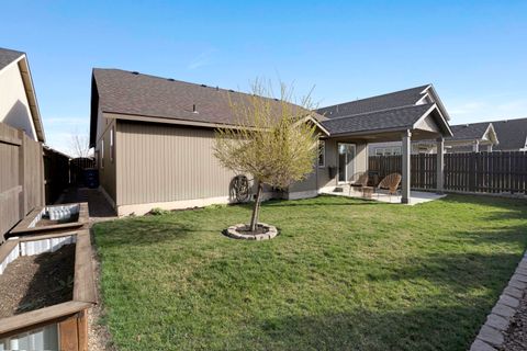 Tiny photo for 2378 NW Kingwood Avenue, Redmond, OR 97756 (MLS # 220217737)