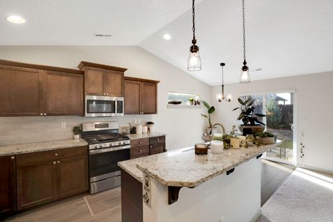 Tiny photo for 2378 NW Kingwood Avenue, Redmond, OR 97756 (MLS # 220217737)