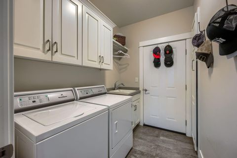 Tiny photo for 4040 Crystal Springs Drive, Medford, OR 97504 (MLS # 220215572)