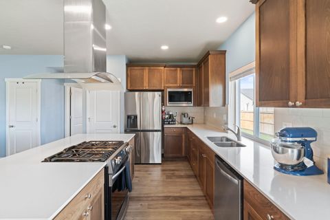 Tiny photo for 280 NW Double Eagle Avenue, Madras, OR 97741 (MLS # 220215101)