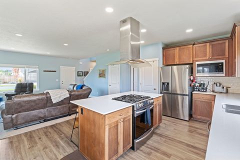 Tiny photo for 280 NW Double Eagle Avenue, Madras, OR 97741 (MLS # 220215101)