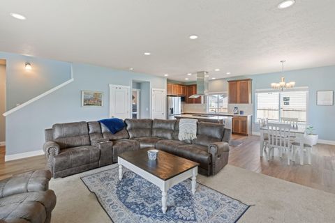 Tiny photo for 280 NW Double Eagle Avenue, Madras, OR 97741 (MLS # 220215101)