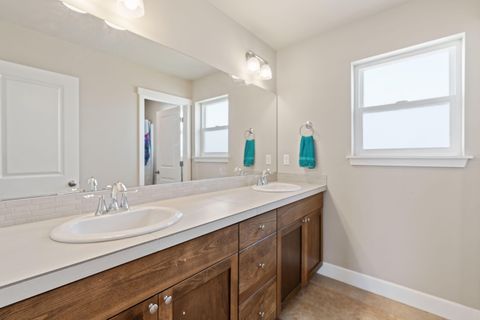 Tiny photo for 280 NW Double Eagle Avenue, Madras, OR 97741 (MLS # 220215101)