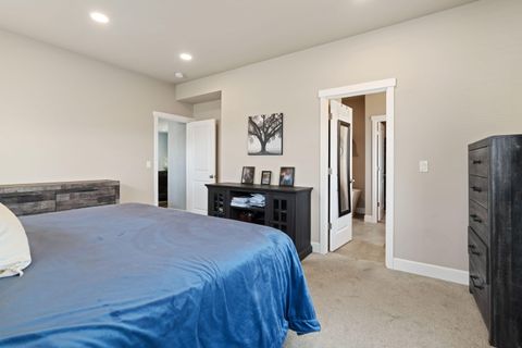 Tiny photo for 280 NW Double Eagle Avenue, Madras, OR 97741 (MLS # 220215101)